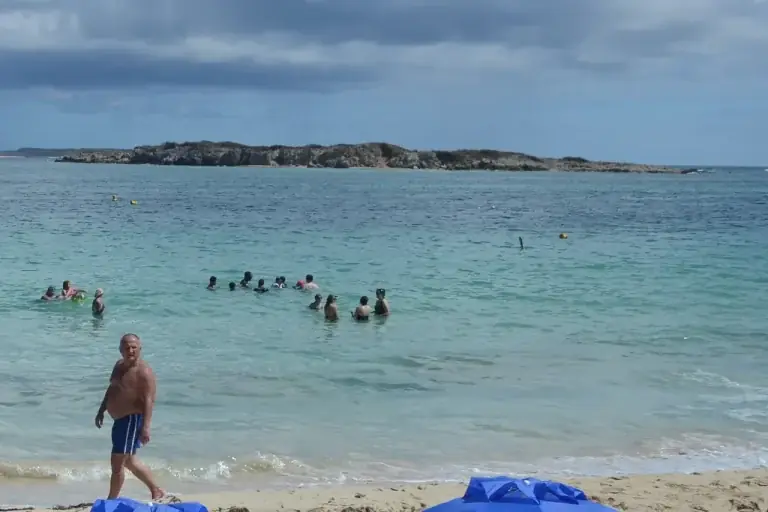 Groupe de baigneurs et snorkelers face à Caye Verte depuis la Baie Orientale à Saint-Martin