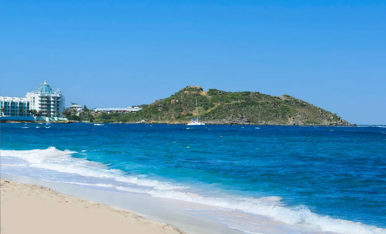 Dawn Beach à Sint Maarten avec sable clair, eau bleue et collines