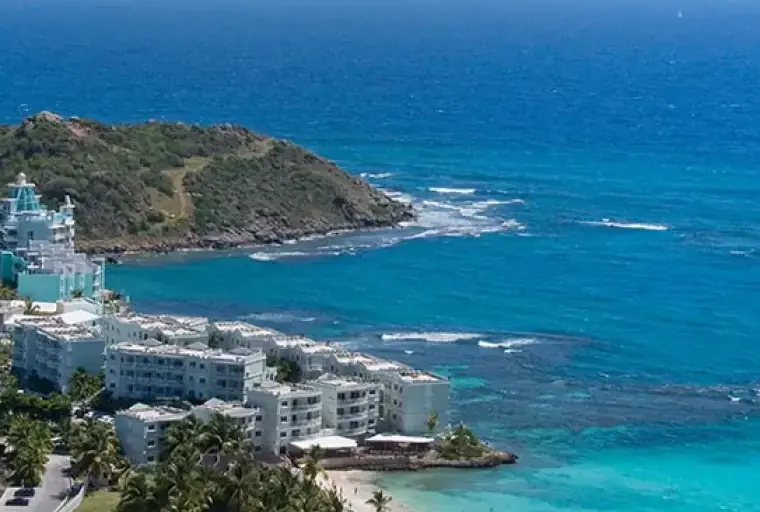 Vue aérienne de Dawn Beach, resorts et côte est de Sint Maarten