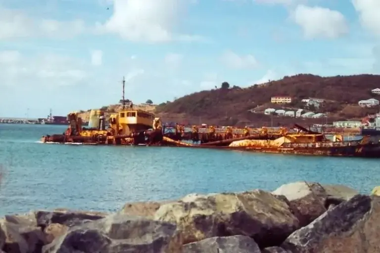 Rochers et activité portuaire sur le front de mer de Galisbay