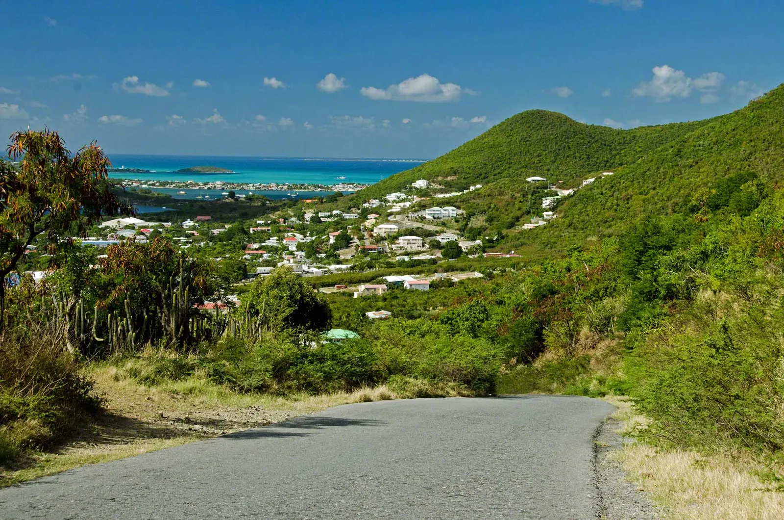 Vue aérienne du Simpson Bay Lagoon à Saint-Martin avec Marigot, les îlets et bateaux au mouillage