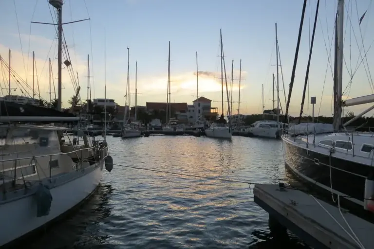 Marina du lagon de Saint-Martin au coucher du soleil avec voiliers à quai