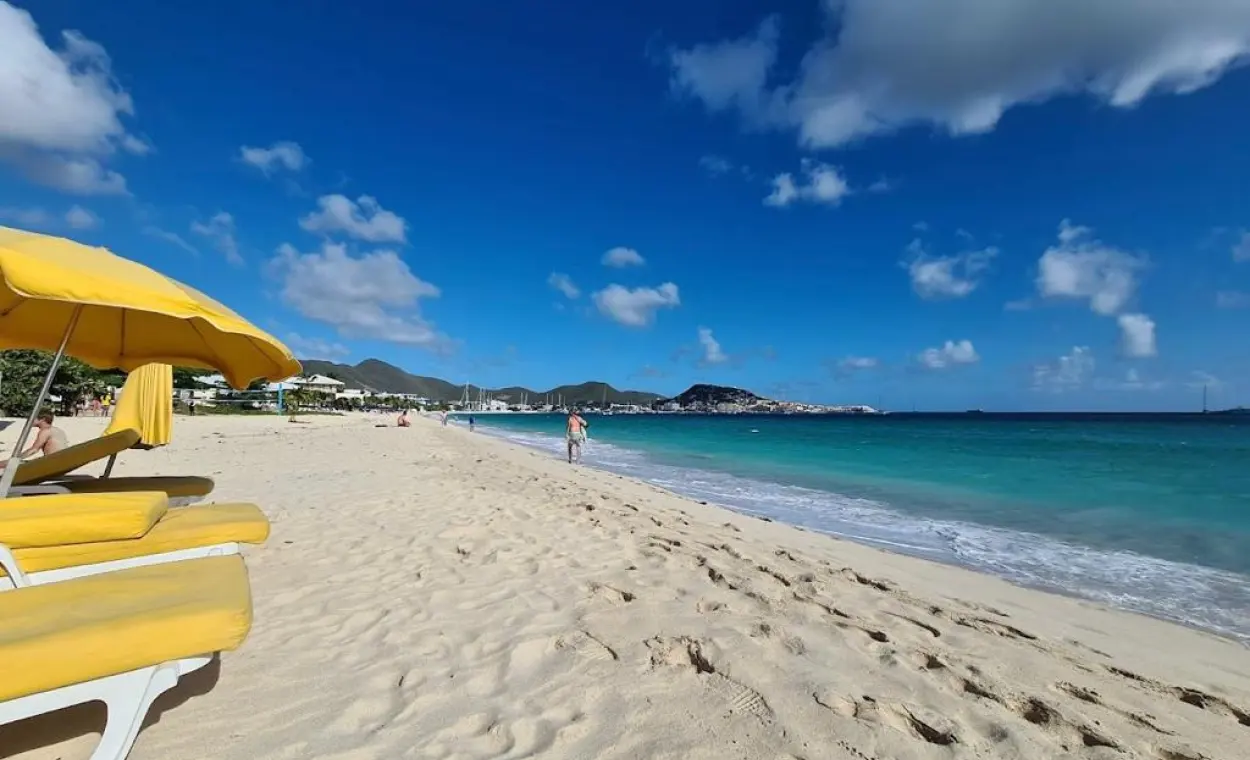 Kim Sha Beach à Simpson Bay avec parasols jaunes, sable clair et eau turquoise