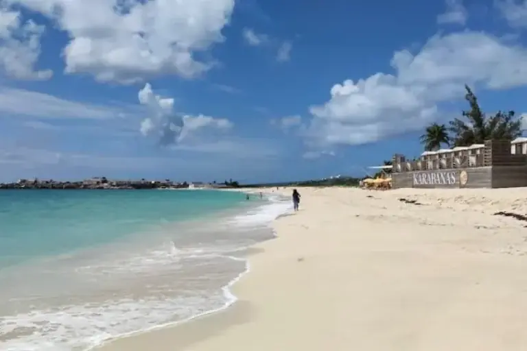 Rivage calme de Kim Sha Beach sur la baie de Simpson