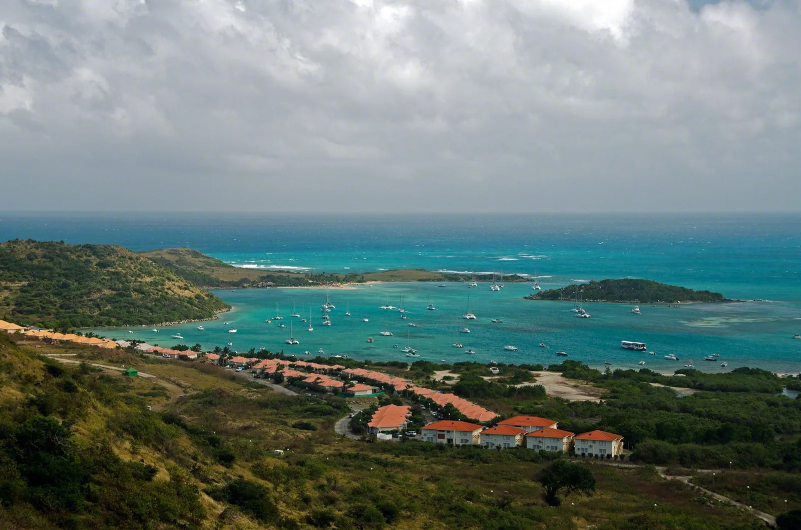 Vue aérienne de Cul-de-Sac et de l'Îlet Pinel avec voiliers au mouillage et eau turquoise
