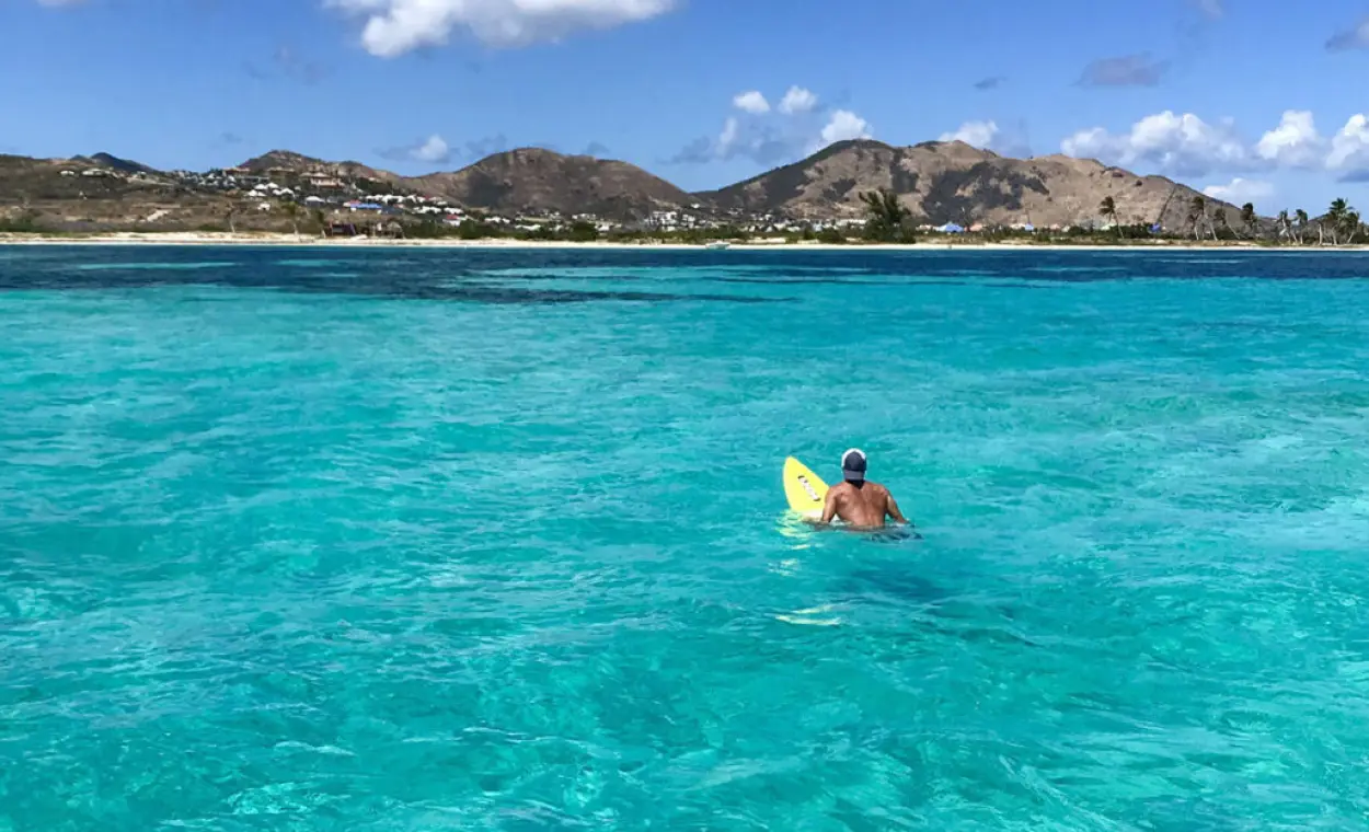 Lagon turquoise et eau peu profonde de la plage du Galion à Saint-Martin
