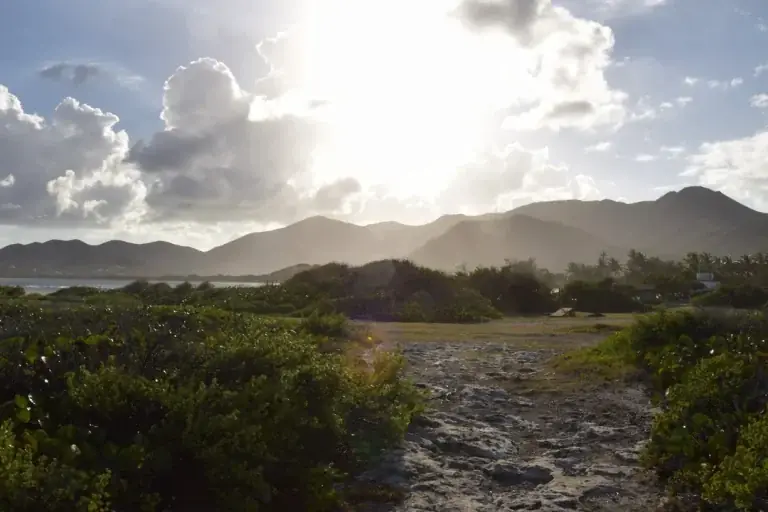 Sentier de la Réserve Naturelle de Saint-Martin au coucher du soleil, ambiance de l'Îlet Pinel