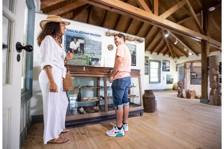 Visiteurs dans le musée Emilio Wilson à Rockland Estate