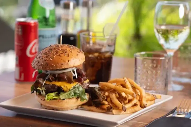 Rancho Del Sol - Burger et frites servis en terrasse
