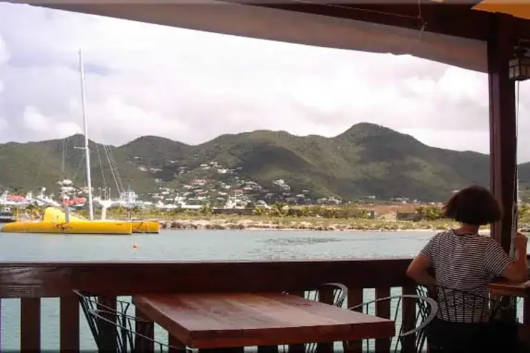 SkipJack's - Terrasse avec vue sur le lagon et les collines de Simpson Bay