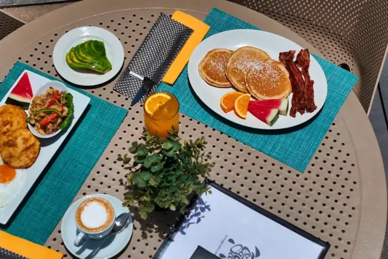 Tortuga Maho - Petit déjeuner avec pancakes, oeufs et café en terrasse
