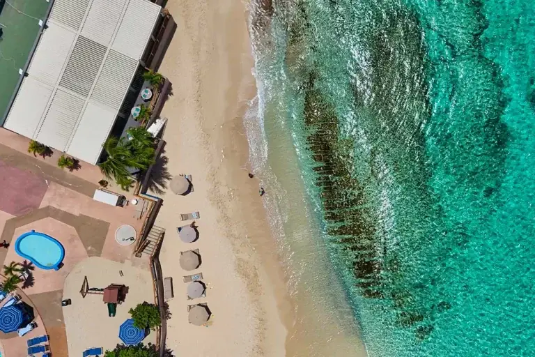 Tortuga Maho - Vue aérienne du restaurant et de la plage de Maho