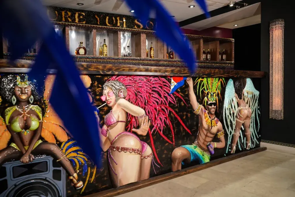 Bar du musée We Culture, décoré de personnages de carnaval en relief