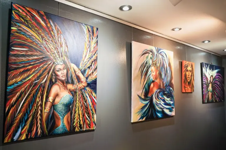 Galerie d'art du musée We Culture : tableaux de danseuses de carnaval