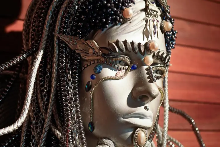 Visage de mannequin paré de perles et de bijoux de carnaval