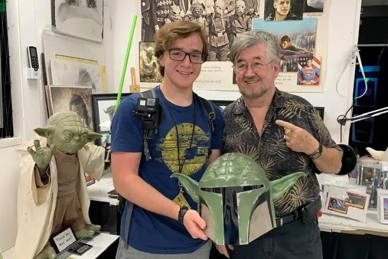 Nick Maley avec un visiteur et une figure de Yoda dans son musée