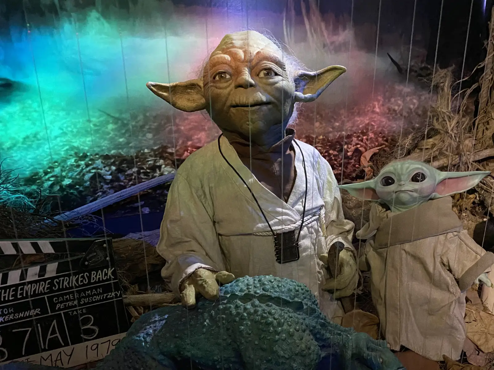 Yoda et Grogu dans un décor du Yoda Guy Movie Exhibit, avec le clap de L'Empire contre-attaque
